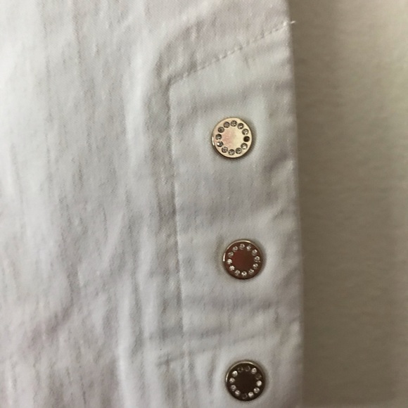 JM Collection White Capris 🩳 - Picture 3 of 8